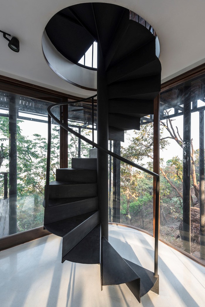 cầu thang xoắn ốc còn tạo điểm nhấn kiến trúc độc đáo cho ngôi nhà