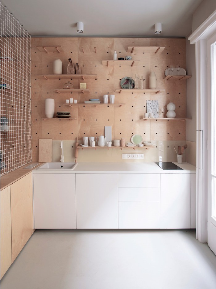 Hệ kệ lưu trữ thông minh giúp căn bếp nhỏ luôn gọn gàng, đẹp mắt.
