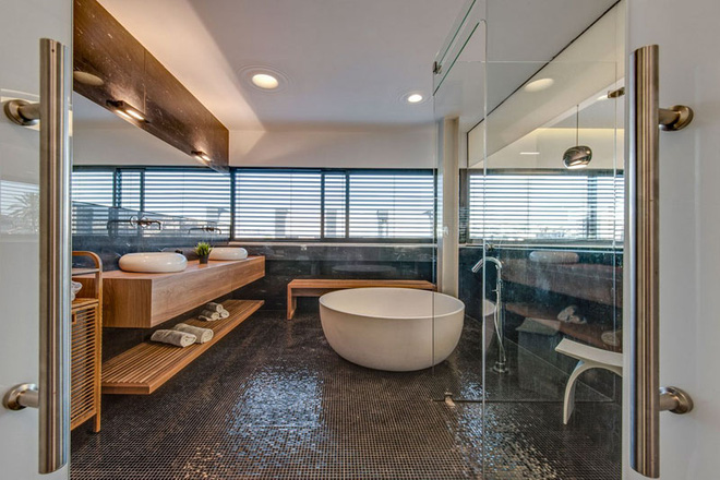 Phòng tắm gọn đẹp hơn nhờ thiết kế kệ mở dưới bồn rửa tay