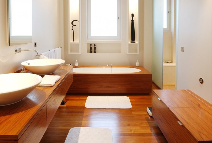 Sàn phòng tắm được lát gỗ tự nhiên 