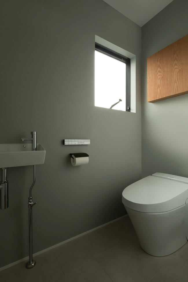Phòng vệ sinh có thiết kế đơn giản, đầy đủ tiện nghi hiện đại.