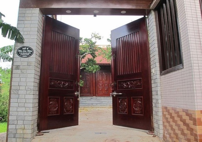 Những mẫu cổng gỗ 2 cánh phù hợp với biệt thự phố