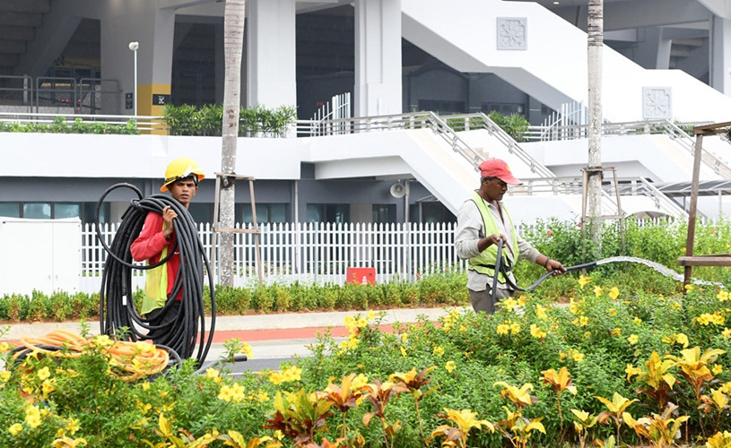 Khuôn viên xanh mát phía ngoài sân vận động