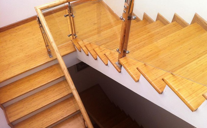 Cầu thang gỗ tre kết hợp lan can kính cường lực 