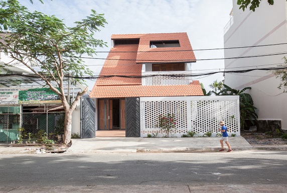 Ngôi nhà mái ngói đậm hồn Việt của gia đình 3 thế hệ