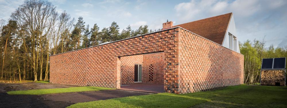 Chiêm ngưỡng ngôi nhà gạch đỏ tái chế độc đáo ở Ba Lan