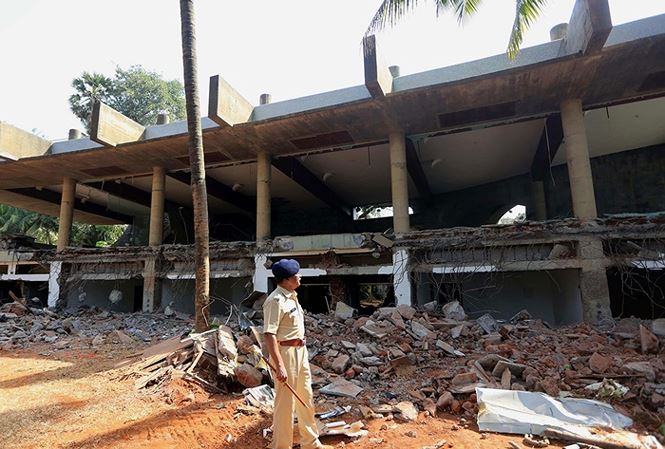 Ấn Độ: Xây dựng trái phép, biệt thự gỗ bị phá hủy bằng mìn
