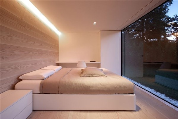 tường gỗ màu sáng đầu giường