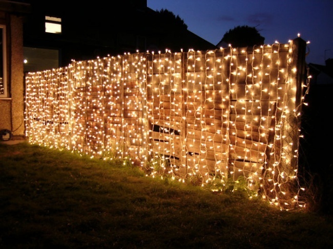 trang trí hàng rào bằng đèn LED
