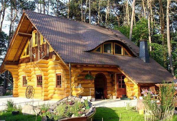 ngôi nhà làm bằng gỗ - kính kết hợp
