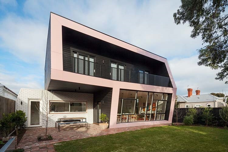Độc đáo ngôi nhà 2 tầng mái vát ở Australia
