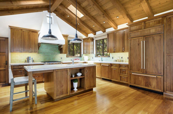 phòng bếp ấm cúng với chất liệu gỗ chủ đạo