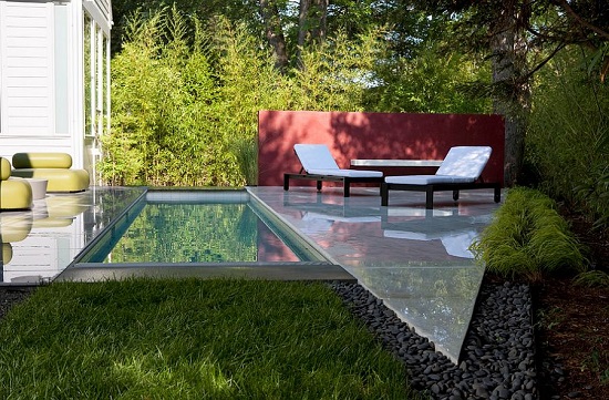 Sân vườn không rộng vẫn thiết kế được bể bơi nhỏ xua tan nắng hè