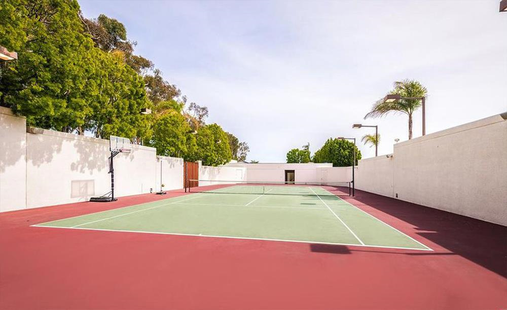 Sân tennis rộng rãi bên trong biệt thự
