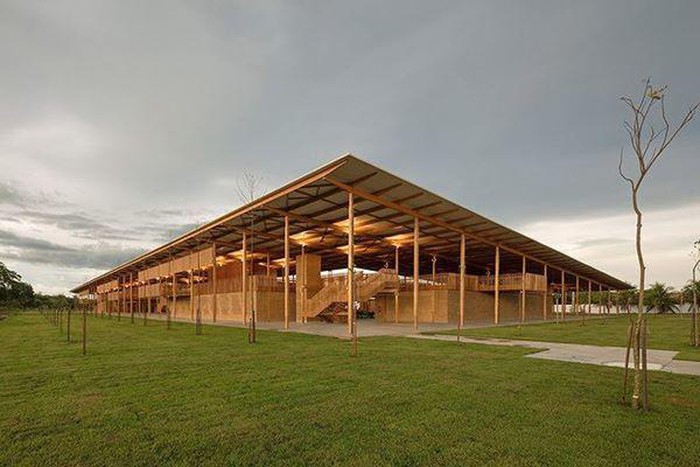 Trường học độc đáo làm bằng gỗ và gạch bùn ở Brazil