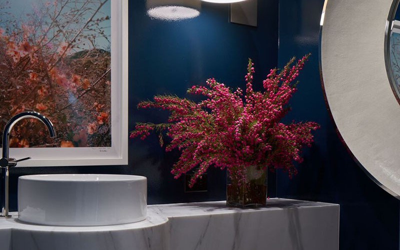 Phòng tắm thoáng đẹp 4 mùa với sắc xanh lam dịu mát