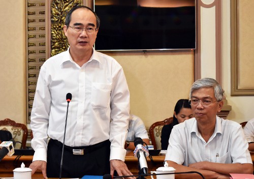 Ông Nguyễn Thiện Nhân, Bí thư Thành ủy (trái) và ông Võ Văn Hoan, Phó chủ tịch UBND TP.HCM 