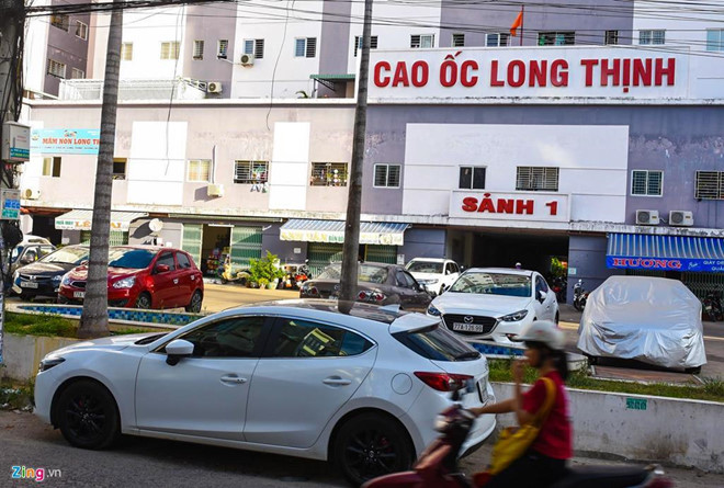 Ô tô đắt tiền vây kín chung cư Long Thịnh. 