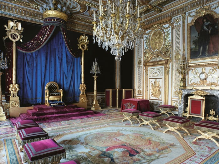 không gian phòng sang trọng bên trong cung điện của vua Napoleon