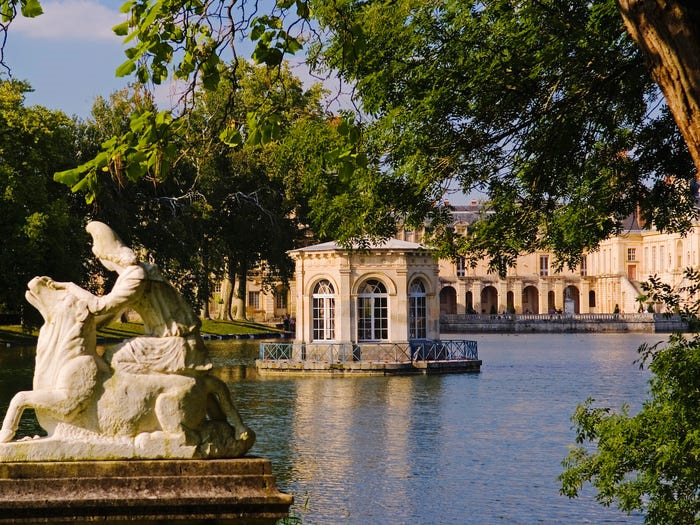 tượng trang trí trong khuôn viên cung điện của Napoleon