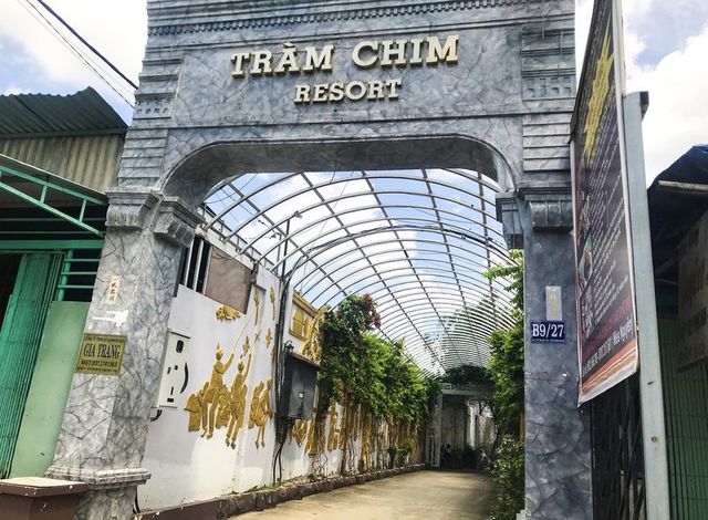 cổng vào Gia Trang quán - Tràm Chim Resrot