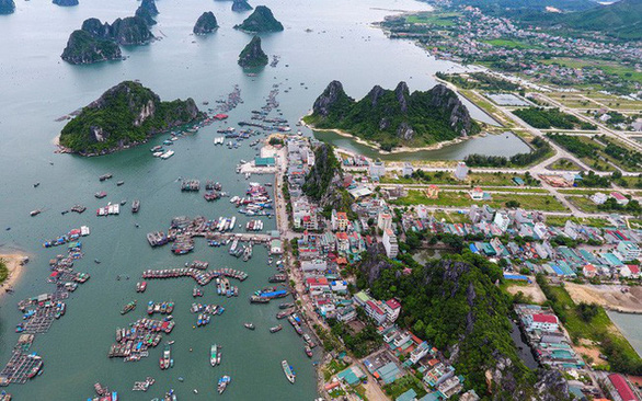 Hình ảnh một góc huyện đảo Vân Đồn nhìn từ trên cao với cảnh thuyền bè tấp nập trên đảo