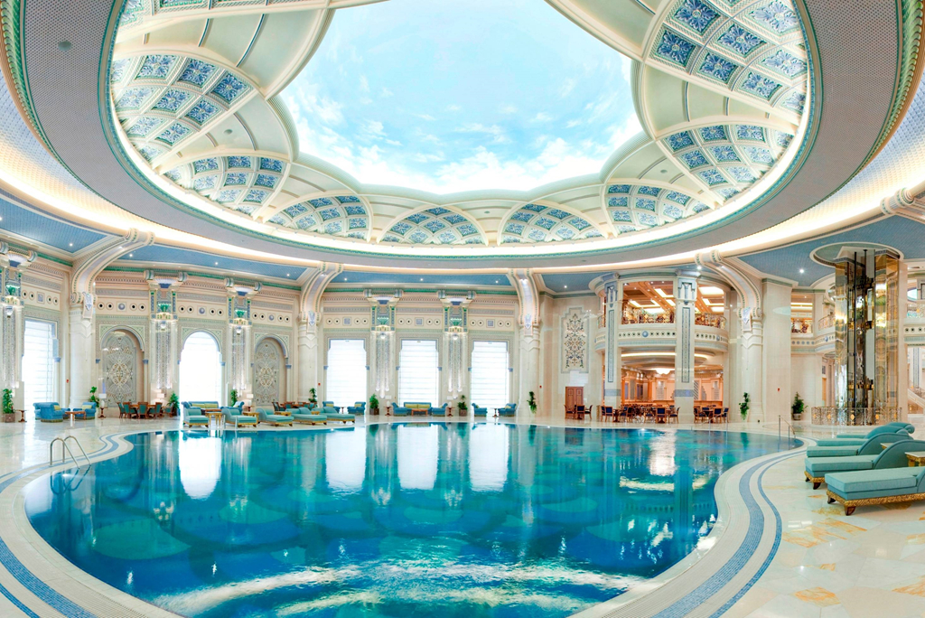Hình ảnh một hồ bơi nước nóng trong xanh, sang trọng bên trong khách sạn 5 sao