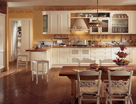 Hình ảnh phòng bếp phong cách Tuscan với bộ bàn ăn bằng gỗ, hệ tủ lưu trữ thoải mái