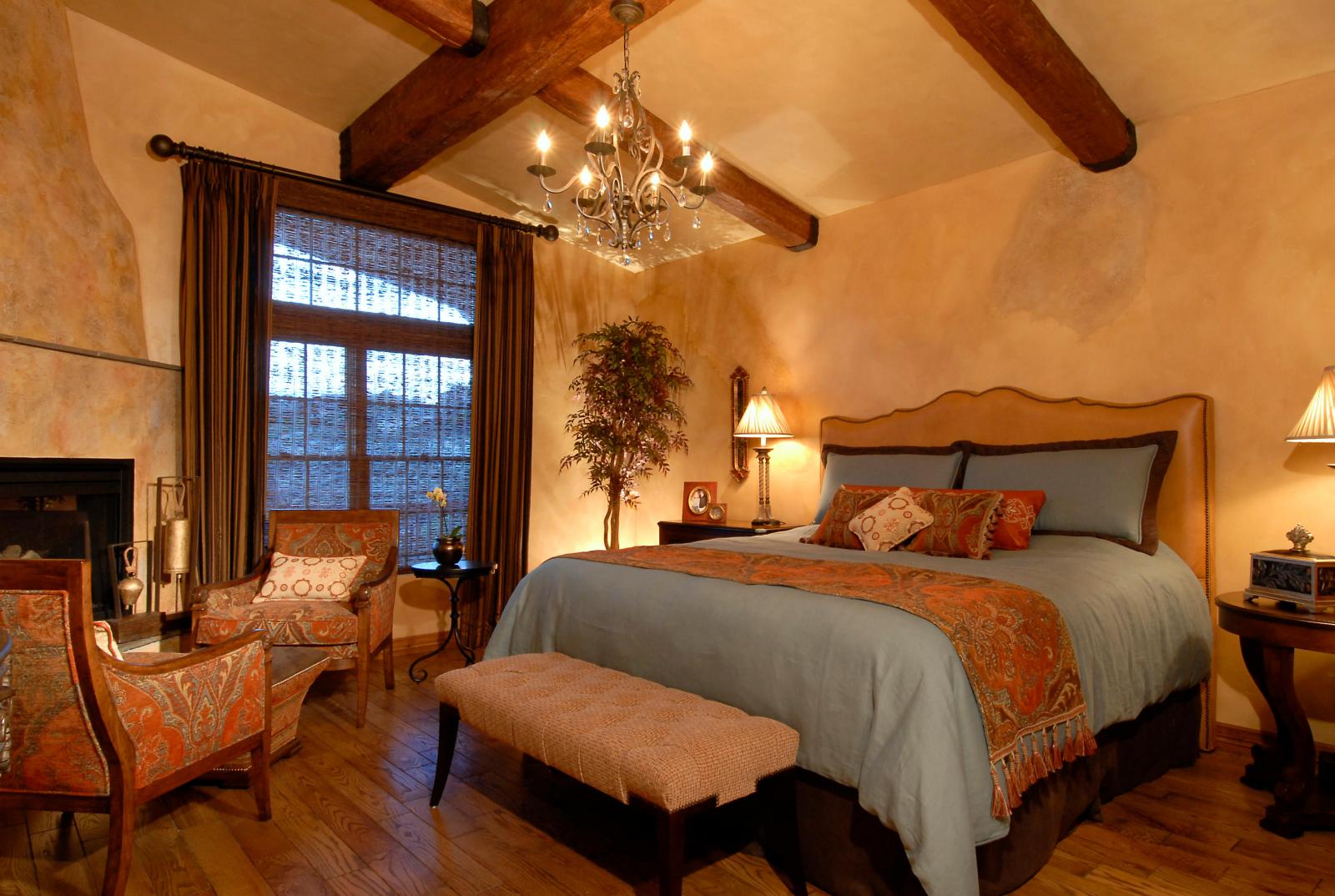 Hình ảnh phòng ngủ sử dụng tông màu nóng ấm áp, dầm gỗ, cửa sổ cao rộng