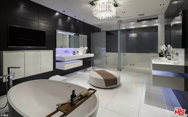 Hình ảnh phòng tắm trong biệt thự nghỉ dưỡng được trang bị bồn rửa mặt lớn, bồn tắm sang trọng và vòi sen khủng