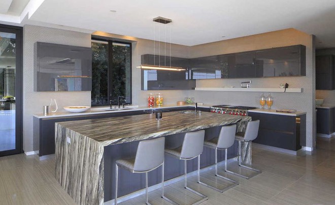 Hình ảnh phòng bếp trong biệt thự của tỷ phú công nghệ nổi bật với bàn đá cẩm thạch sang trọng, sàn gỗ cứng và thiết bị nấu nướng cao cấp