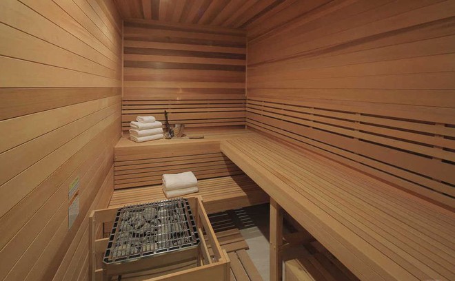 Hình ảnh phòng tắm hơi cao cấp, ốp gỗ tự nhiên trong biệt thự của tỷ phú công nghệ Peter Szulczewski 