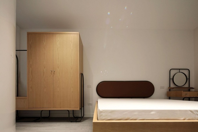 Hình ảnh phòng ngủ trong căn hộ với giường gỗ, tủ quần áo