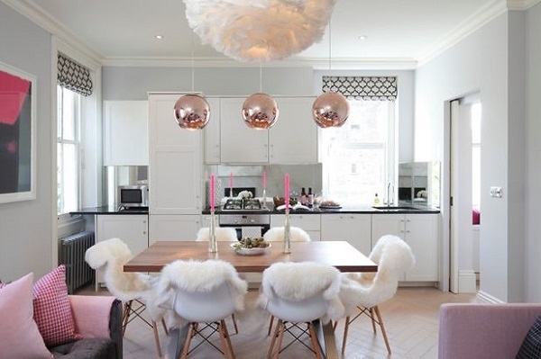 Hình ảnh phòng ăn được trang trí với tông hồng - trắng ngọt ngào, ghế ngồi phủ đệm lông
