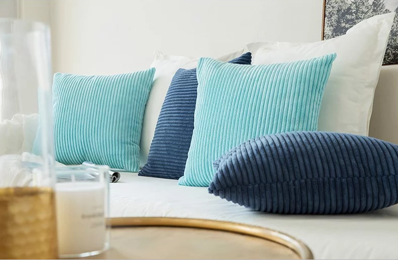 Hình ảnh gối tựa sofa xinh xắn với vỏ bằng vải nhung tăm ấm áp, màu sắc trang nhã, phù hợp với ​phòng khách mùa đông.