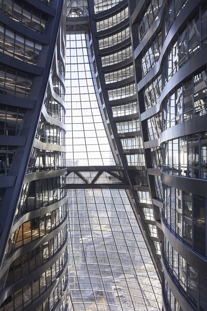 Hình ảnh giếng trời bên trong tòa nhà Leeza Soho được thiết kế rất ấn tượng với chiều cao kỷ lục 194,15m