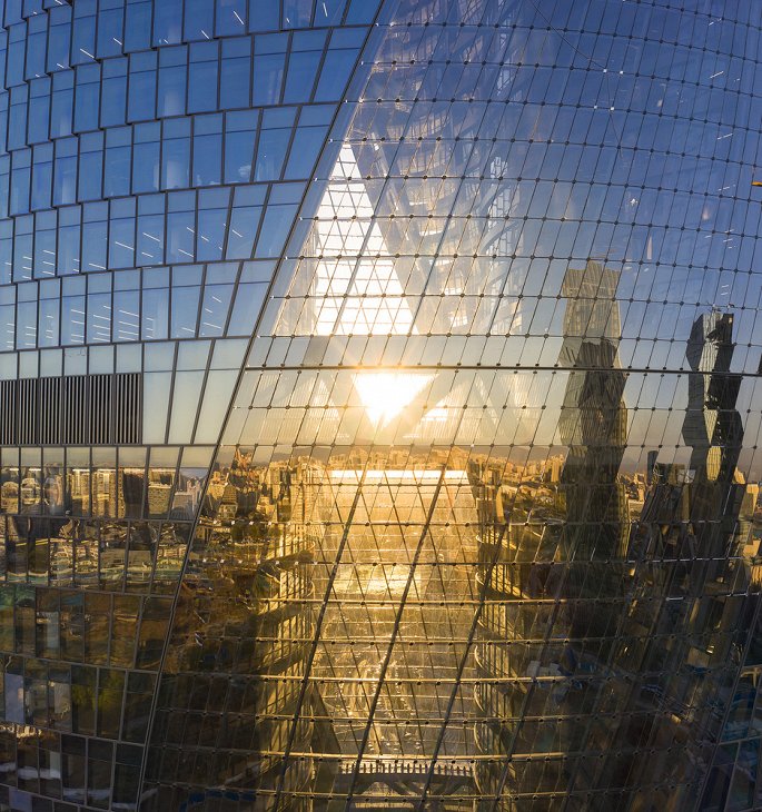 Hình ảnh cận cảnh lớp rèm kính hai lớp của tòa nhà có giếng trời cao nhất thế giới