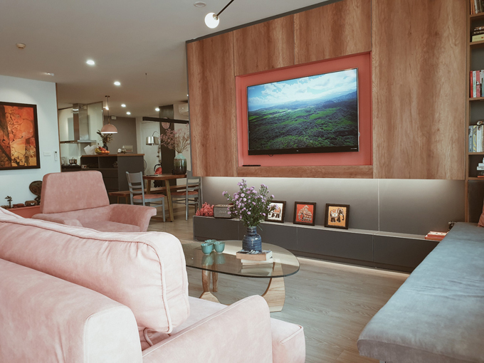 Hình ảnh phòng ăn căn hộ 153m2, sofa hồng, tủ lưu trữ bằng gỗ