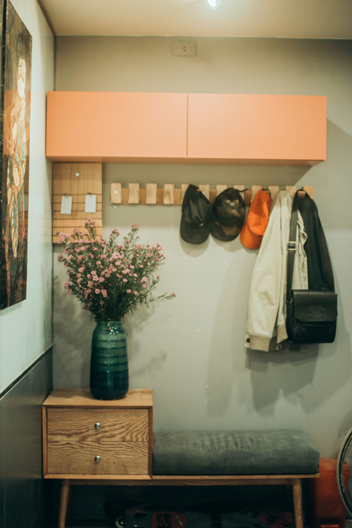 Hình ảnh không gian lối vào căn hộ được bài trí thành góc lưu trữ, móc treo quần áo gọn xinh.