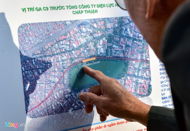 Hình ảnh một người dân đang xem hướng tuyến đường sắt Nam Thăng Long - Trần Hưng Đạo trên bản đồ