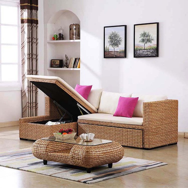 Bộ ghế sofa và bàn trà mặt phòng khách làm từ chất liệu mây mềm mại, kết hợp gối tựa màu hồng tím