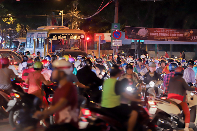Hình ảnh cận cảnh một đoạn đường phố Đà Nẵng đang kẹt xe