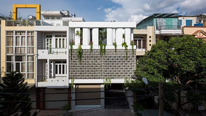 Hình ảnh toàn cảnh ngôi nhà phố mà bố mẹ xây cho con gái du học về ở Sài Gòn nhìn từ mặt tiền