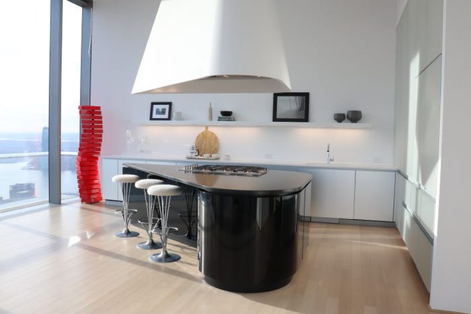 Hình ảnh phòng bếp phong cách tối giản sang trọng, sử dụng sắc trắng thuần khiết chủ đạo. Đảo bếp tích hợp quầy bar mini tiện dụng