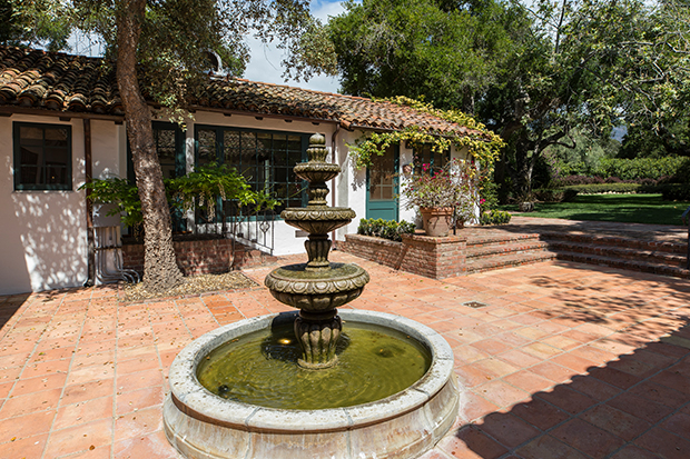 Hình ảnh sân nhà lát gạch, đài phun nước mini khiến người ngắm nhớ tới những biệt thự cổ điển ở Ý.