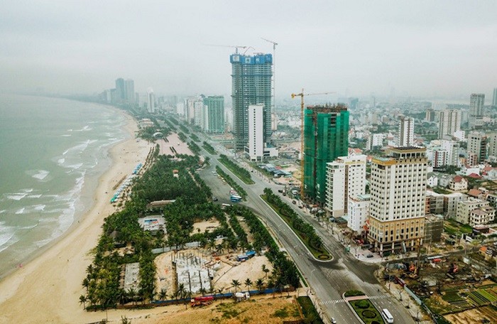 Hình ảnh một góc thành phố ven biển nhìn từ trên cao với nhiều khu dân cư, nhà cao tầng, khách sạn, căn hộ condotel