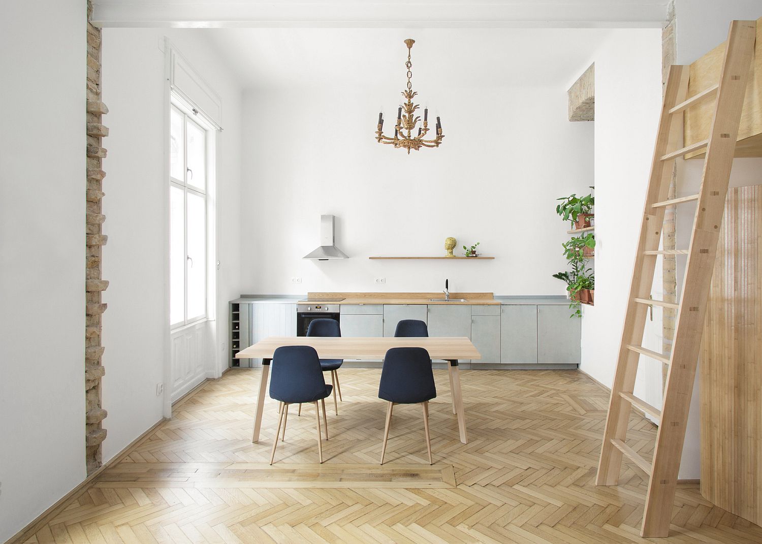 Sắc trắng và nội thất gỗ kết hợp hoàn hảo trong căn hộ có gác lửng