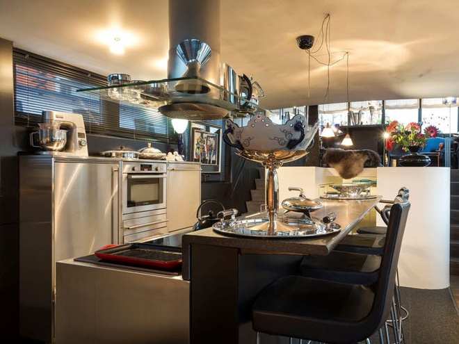 Hình ảnh phòng bếp hiện đại với quầy bar kiêm bàn ăn sáng