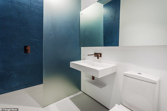 Hình ảnh phòng tắm với màn hình kính tráng men phân tách giữa khu vực vệ sinh với vòi hoa sen