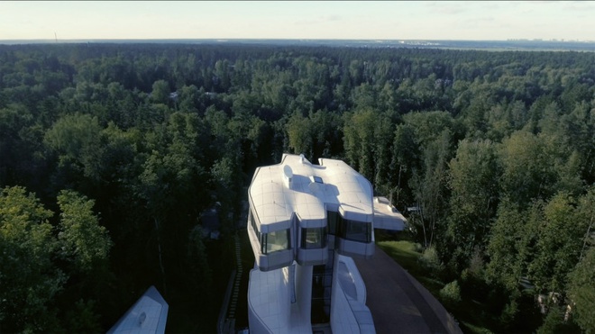 Hình ảnh cận cảnh phần mái biệt thự nhìn từ trên cao, xung quanh là rừng cây xanh ngút ngàn